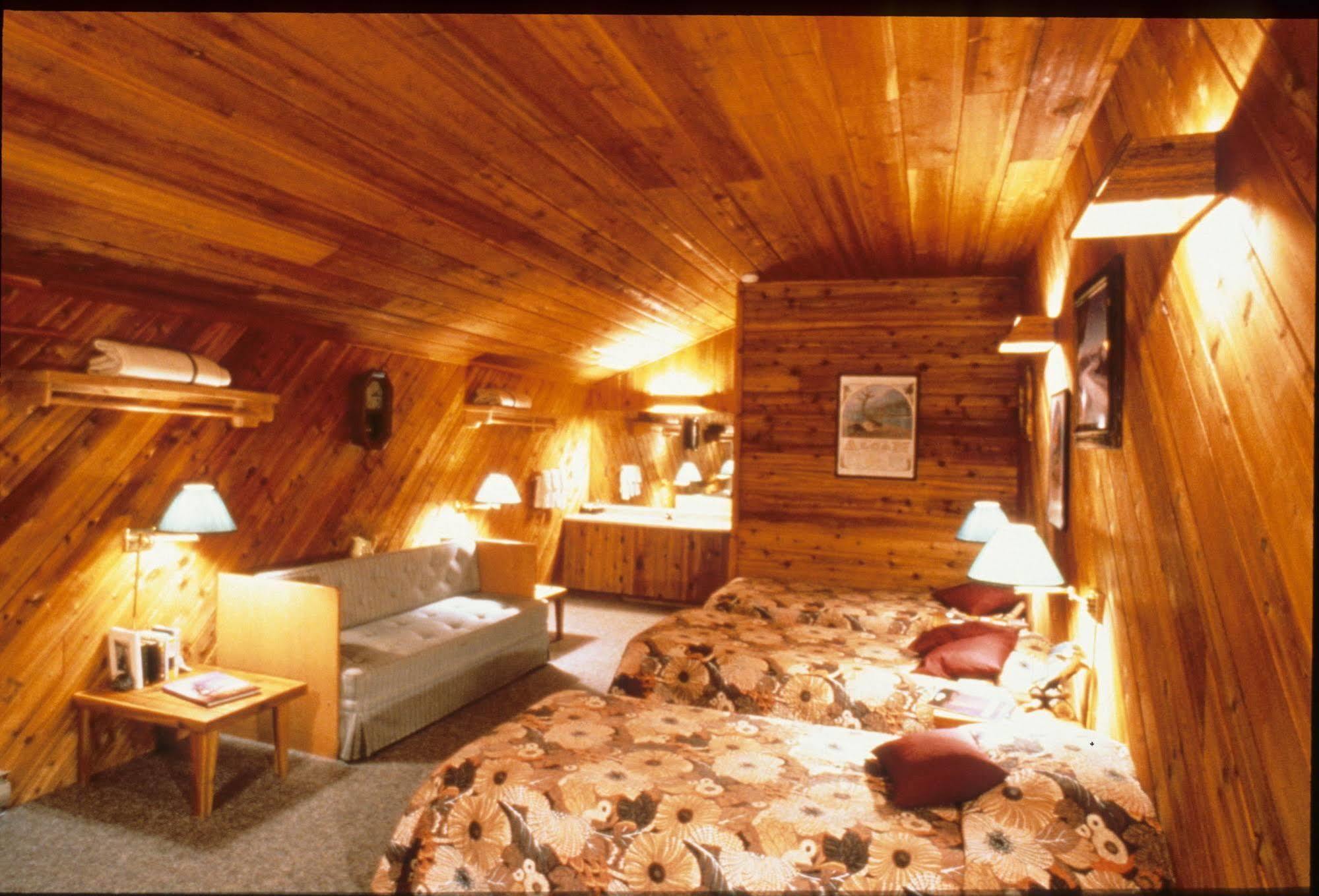 Inconnu Lodge Mcevoy Lake Ngoại thất bức ảnh