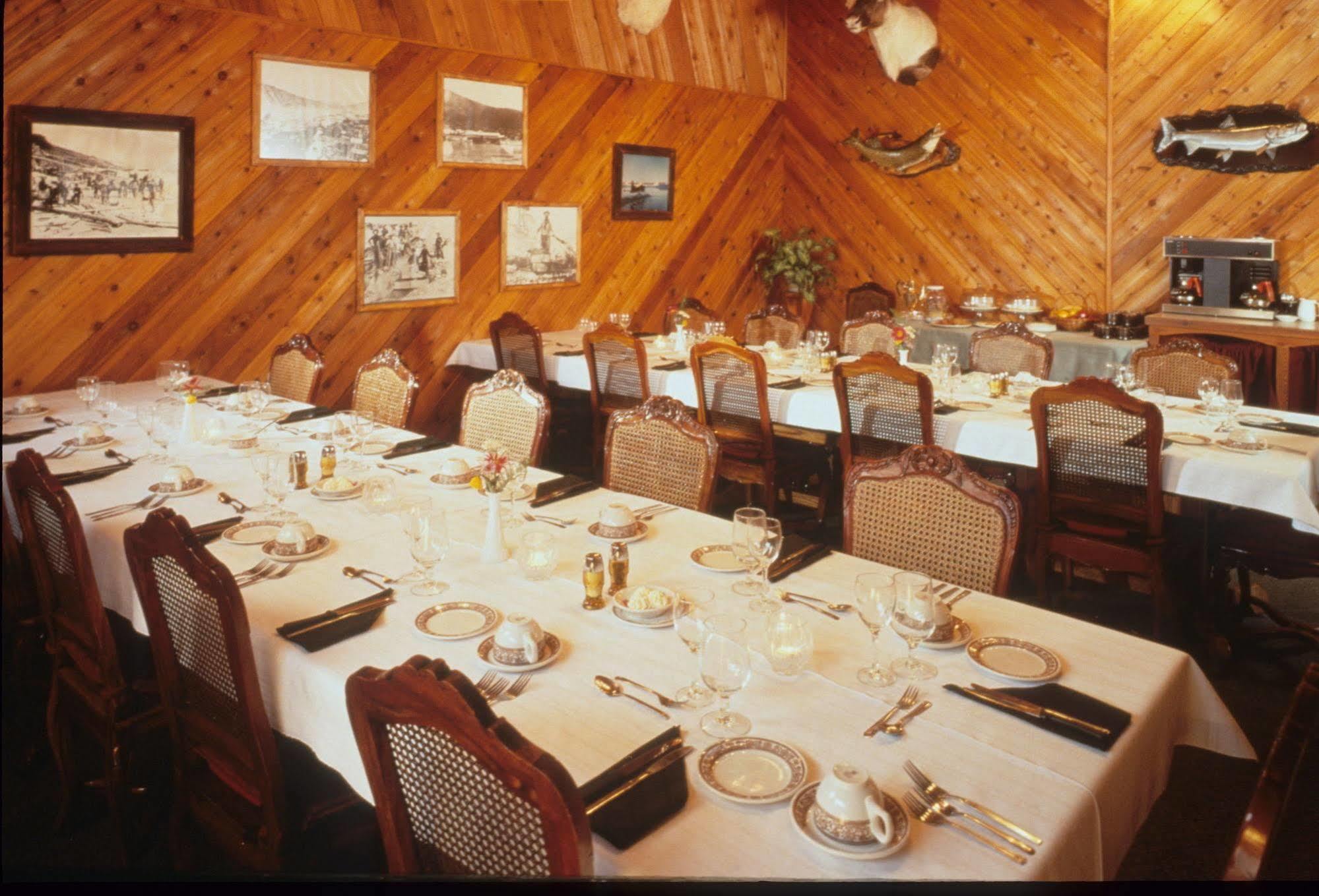 Inconnu Lodge Mcevoy Lake Ngoại thất bức ảnh
