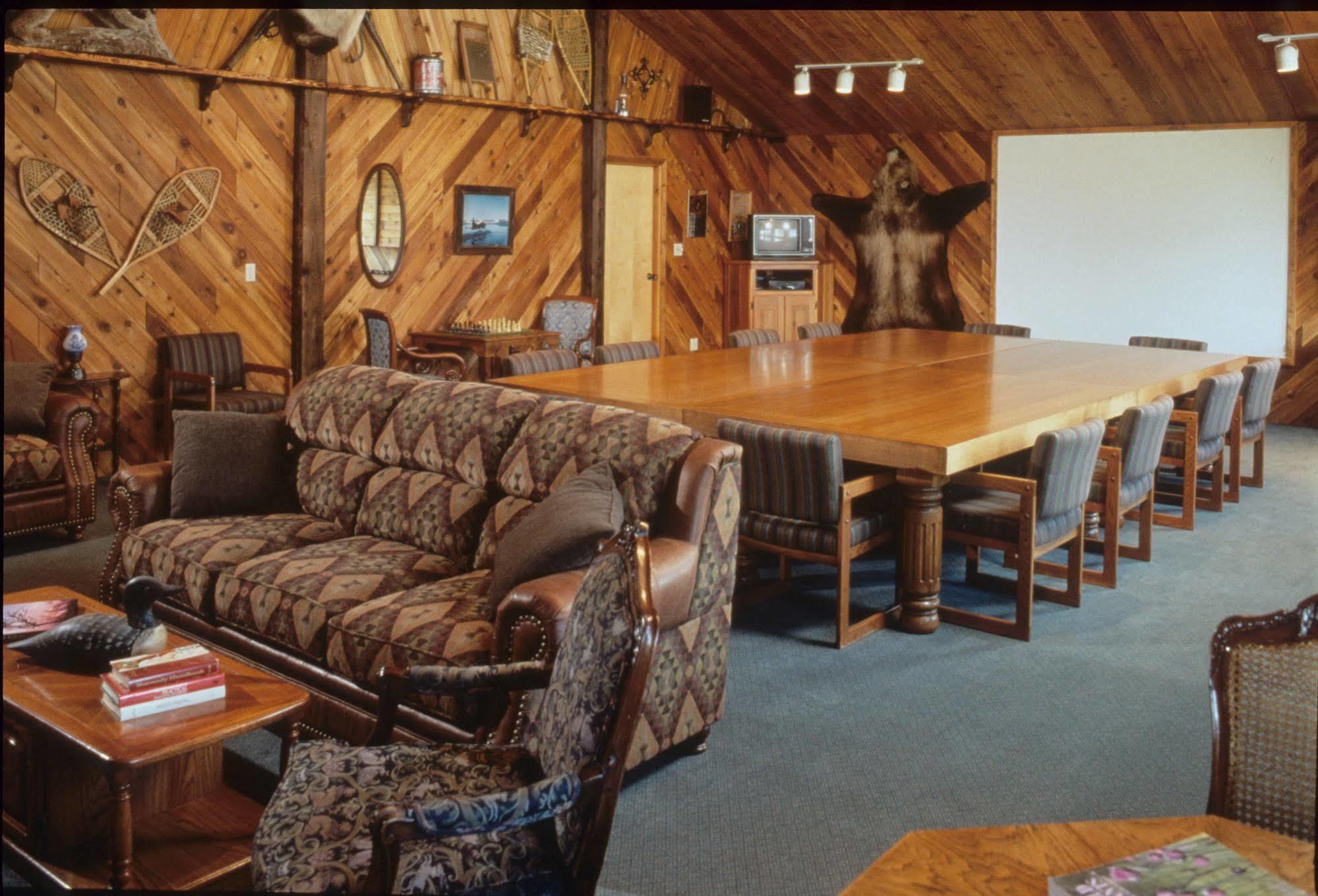 Inconnu Lodge Mcevoy Lake Ngoại thất bức ảnh